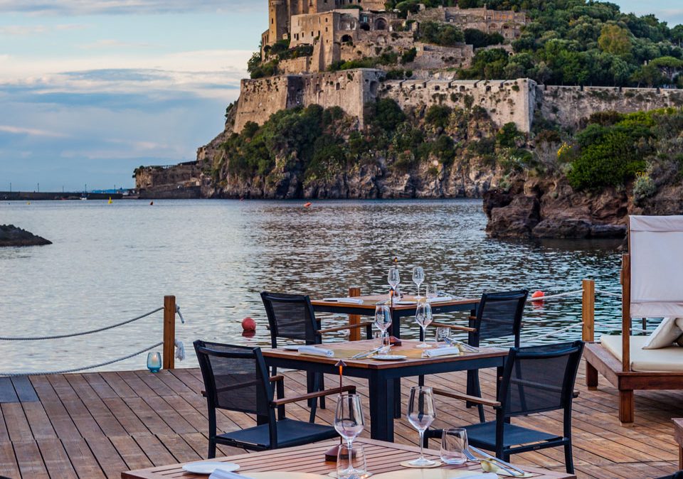 A cena sospesi sul mare al Giardino Eden Resort di Ischia
