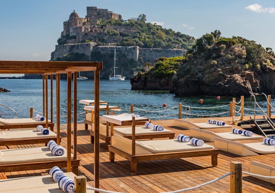 Deck sul mare al Beach club Giardino Eden